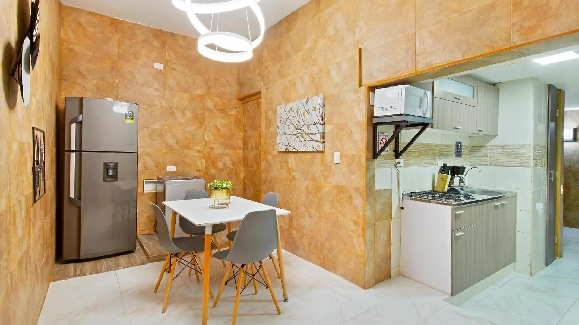 5 Bedroom - 1 Block From Lleras - P2 Medellín 0*,  Colombia