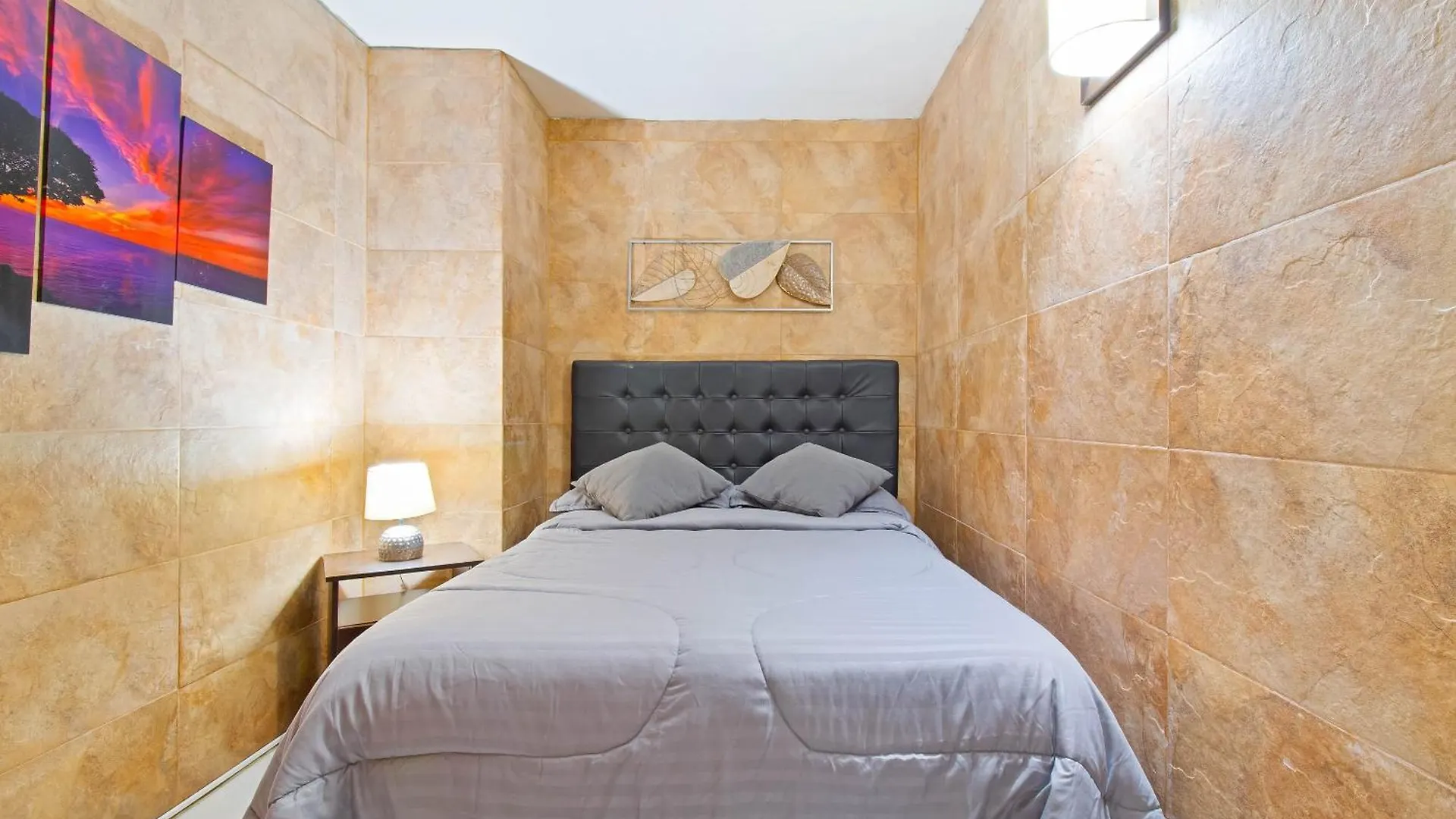 5 Bedroom - 1 Block From Lleras - P2 Medellín 0*,  Colombia